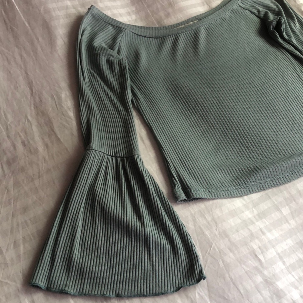 💥💥💥3 for $20💥💥💥 Bell sleeve green crop top - Picture 2 of 4